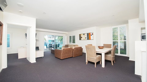 Pacific Blue, Salamander Bay - Sunshine Coast Tourism 1