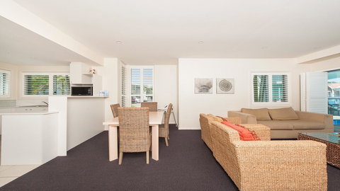 Pacific Blue, Salamander Bay - Sunshine Coast Tourism 33