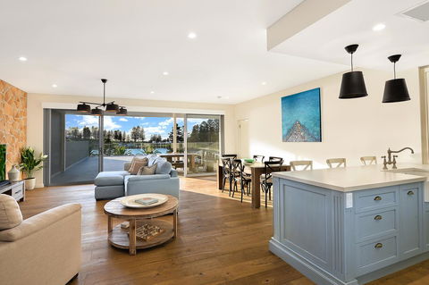 Belle Vue- Penthouse At Black Beach - Holiday Sunshine Coast 3