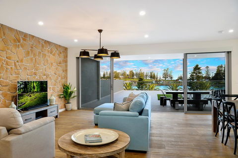 Belle Vue- Penthouse At Black Beach - Holiday Sunshine Coast 1