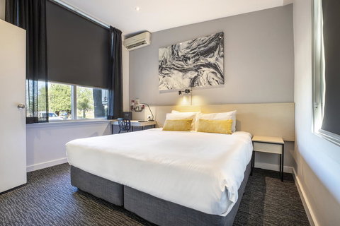 Nightcap At Colyton Hotel - Holiday Sunshine Coast 1