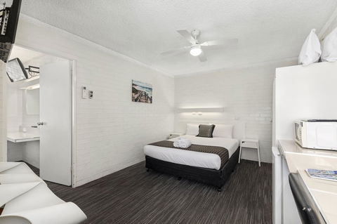Coastal Bay Motel - Sunshine Coast Tourism 16