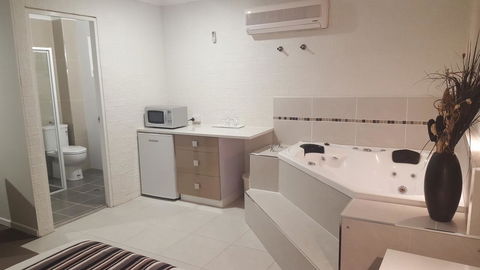 Coastal Bay Motel - Sunshine Coast Tourism 40