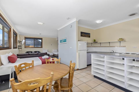 Coastal Bay Motel - Sunshine Coast Tourism 9