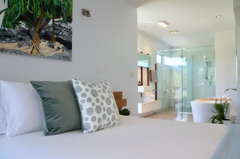 Casuarina Beachfront House - Hostie Properties - Holiday Sunshine Coast 9