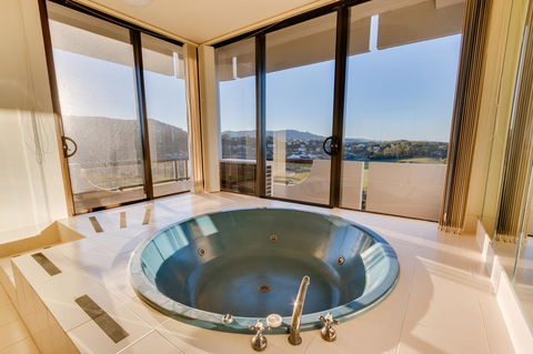 Pacific Towers Beach Resort - Sunshine Coast Tourism 21