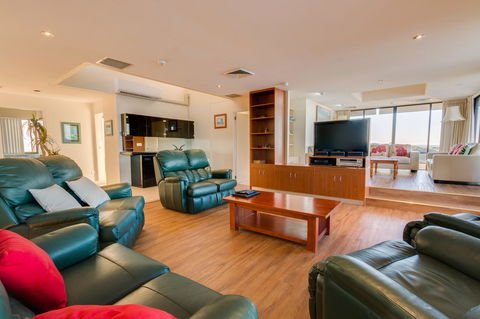 Pacific Towers Beach Resort - Sunshine Coast Tourism 23