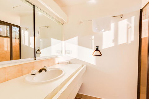 Pacific Towers Beach Resort - Sunshine Coast Tourism 28