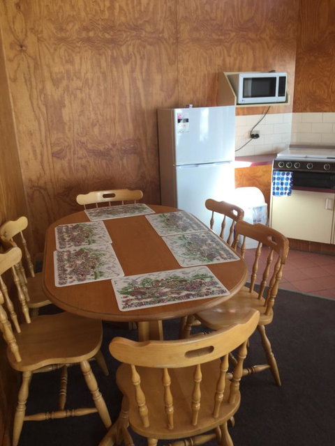 Jenolan Cabins - Sunshine Coast Tourism 7