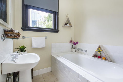 Sydney Harbour Bed And Breakfast - Sunshine Coast Tourism 24