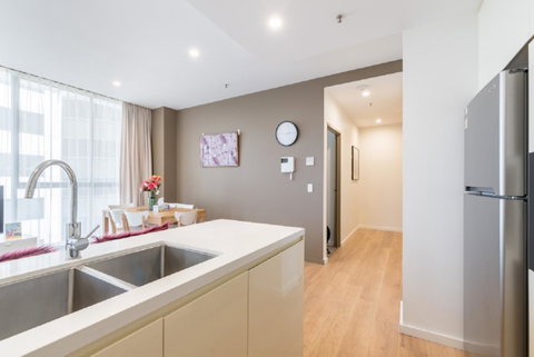 Sydney CBD Modern 2 Bedroom Apartment + Free Car Parking - Sunshine Coast Tourism 6
