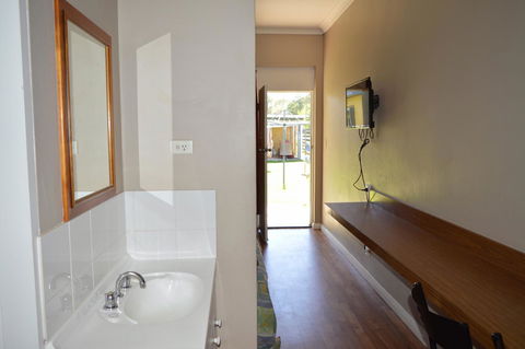 Brolga Hotel Motel - Coleambally - Sunshine Coast Tourism 3