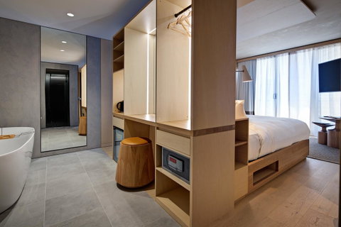 Zara Tower â€“ Luxury Suites And Apartments - Sunshine Coast Tourism 1