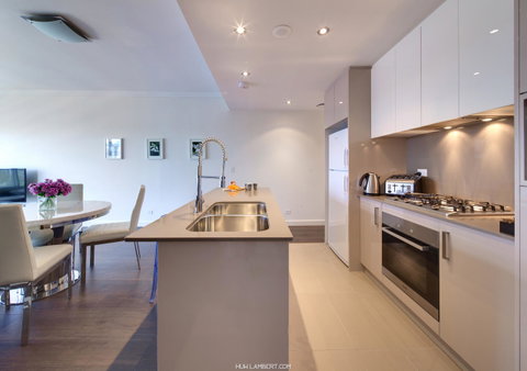 Zara Tower â€“ Luxury Suites And Apartments - Sunshine Coast Tourism 32
