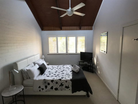 Treetops Everglades Villa - Sunshine Coast Tourism 3