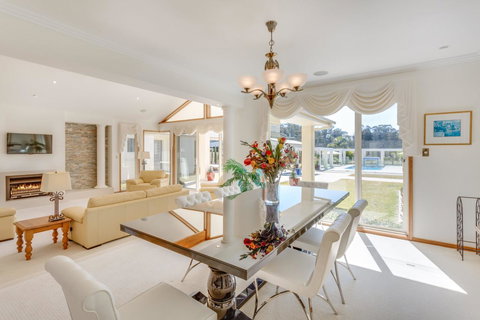 One Mile Mansion - Private Coastal Retreat FREE FAMILY ADVENTURE PASS - Holiday Sunshine Coast 10