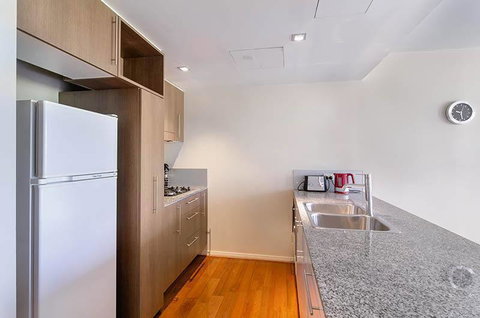 Wyndel Apartments North Sydney - Harbour Watch - Holiday Sunshine Coast 10