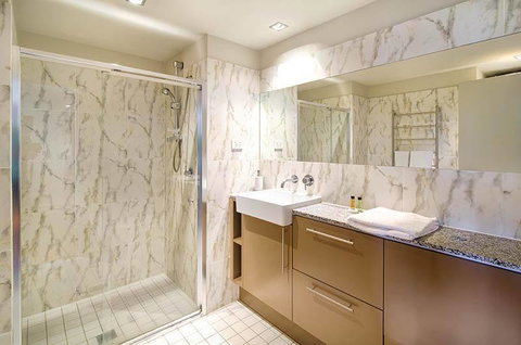 Wyndel Apartments North Sydney - Harbour Watch - Holiday Sunshine Coast 4