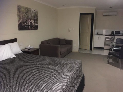 Balranald Club Motel - Sunshine Coast Tourism 4