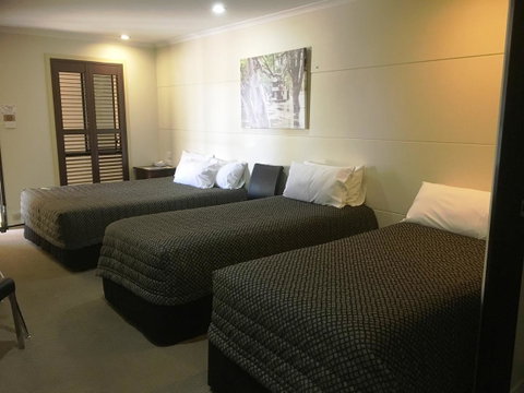 Balranald Club Motel - Sunshine Coast Tourism 21