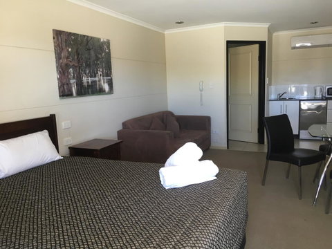 Balranald Club Motel - Sunshine Coast Tourism 3