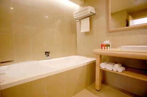 Crowne Plaza Alice Springs Lasseters, An IHG Hotel - Holiday Sunshine Coast 30