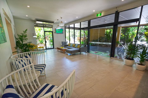 Palms City Resort - Sunshine Coast Tourism 21