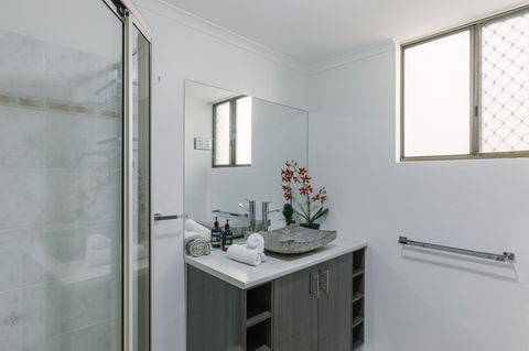 CitySide Apartment - 2 Bedroom With Private Courtyard - Holiday Sunshine Coast 16