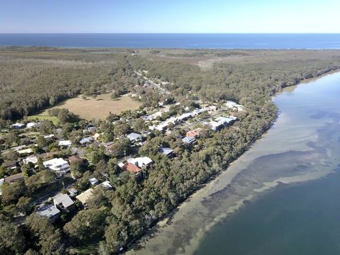Booti Booti Chateau Lakeside - Sunshine Coast Tourism 1