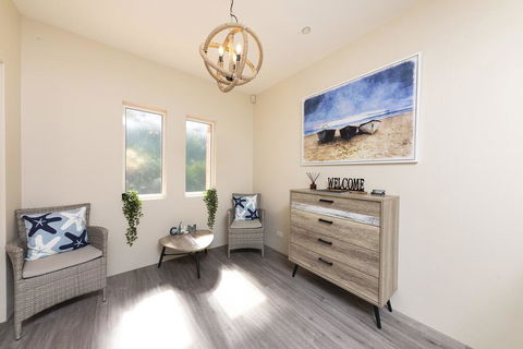 Booti Booti Chateau Lakeside - Sunshine Coast Tourism 2