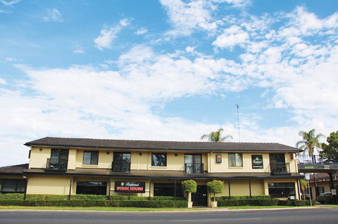 Boulevard Motor Inn - Sunshine Coast Tourism 0