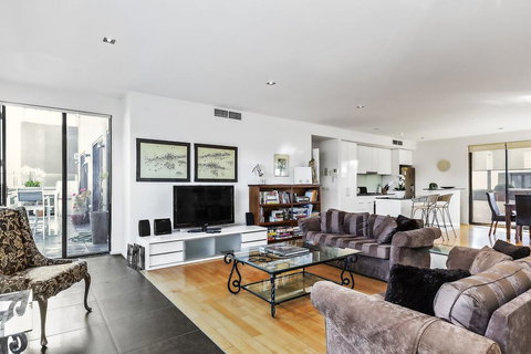 BOUTIQUE STAYS - Catani Gardens - Sunshine Coast Tourism 1