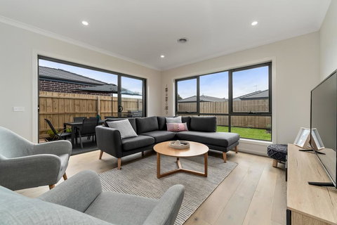 Brand New And Beautiful - Rosebud Holiday Home - Holiday Sunshine Coast 3