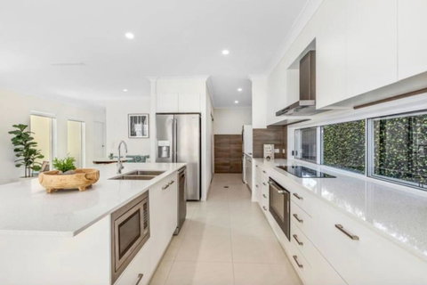 Brand New PRIZE HOME 50m Path To Beach - Sunshine Coast Tourism 1