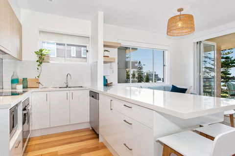 Breath-taking Ocean Front Apartment - Holiday Sunshine Coast 3