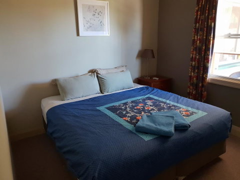 Bunbury's Most Convenient Location - Unit 2 - Sunshine Coast Tourism 3