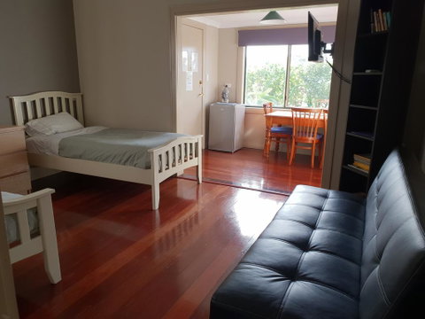 Bunbury's Most Convenient Location - Unit 2 - Sunshine Coast Tourism 1