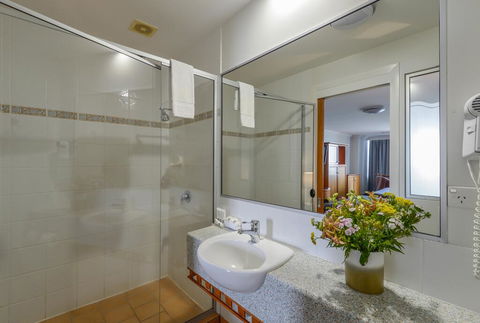Burnett Riverside Hotel - Holiday Sunshine Coast 2