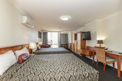 Burnett Riverside Hotel - Holiday Sunshine Coast 3