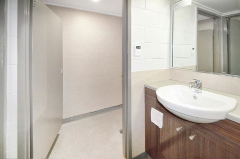 Cairns Adventure Lodge - Cook Your Own Meals In Your Private Kitchen Includes Dishwasher Washing Machine - Sunshine Coast Tourism 3