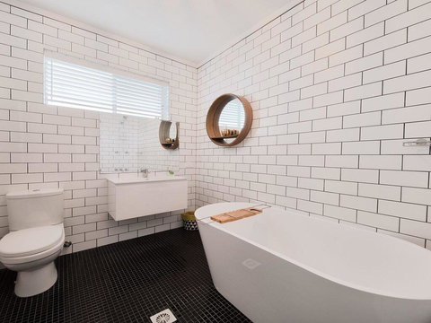 Callala Dreaming - Mid Century Beach House - Sunshine Coast Tourism 1