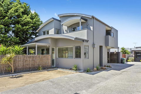 CAPEL'S REST - CAPEL SOUND - Sunshine Coast Tourism 0