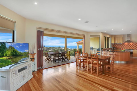 Captain's Retreat - Sunshine Coast Tourism 0