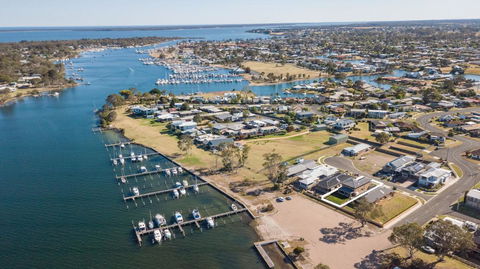 Captains Hideaway - Jetty Berth And Pet Friendly - Sunshine Coast Tourism 0