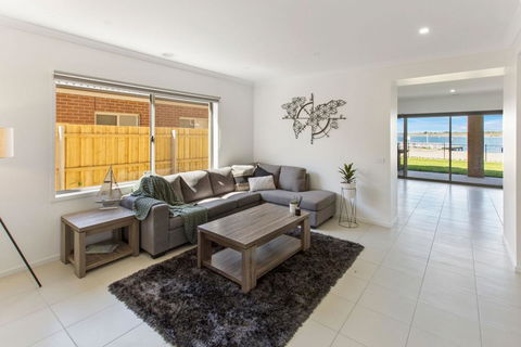 Captains Hideaway - Jetty Berth And Pet Friendly - Sunshine Coast Tourism 3