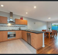 Cardiff St House - Holiday Sunshine Coast