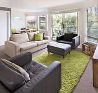 Caribou 3 - Modern  spacious with views over Lake Jindabyne - Holiday Sunshine Coast