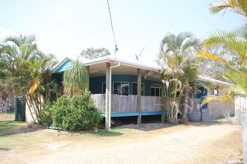 CASTAWAY BEACH HOUSE - Sunshine Coast Tourism 0