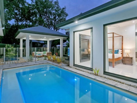 Castaways - Palm Cove - Sunshine Coast Tourism 0