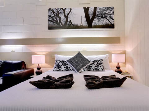 Castle Creek Motel - Sunshine Coast Tourism 0